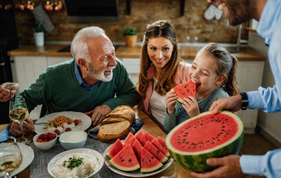 Familia disfrutando patilla